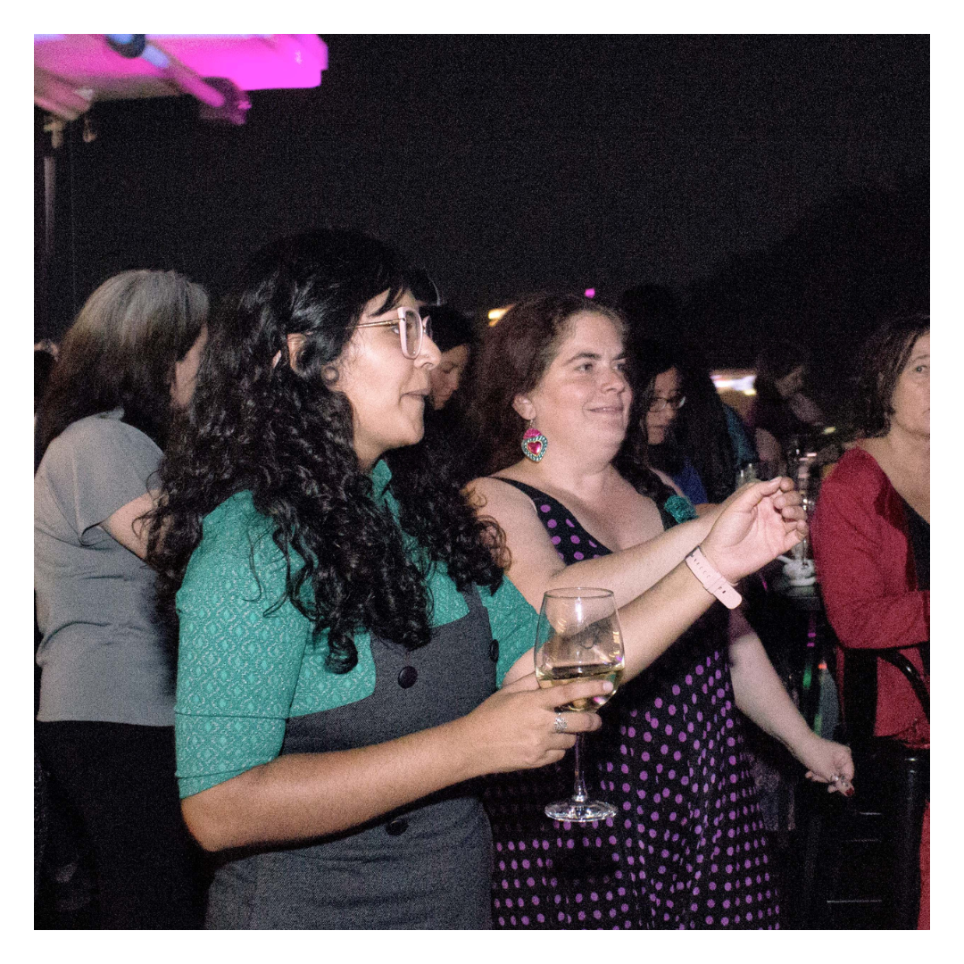 Las activistas Francisca Fernández del MAT y Kimberly Seguel de la CMSSR sonríen de la mano.