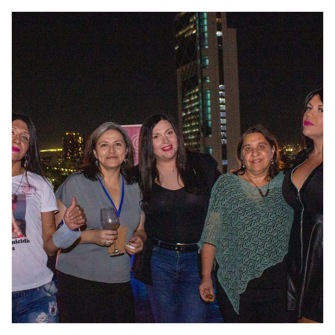 María Paz Becerra y Sara Mandujano posan ante la cámara con activistas trans del Sindicato Amanda Jofré y Manos Diversas de Buín.