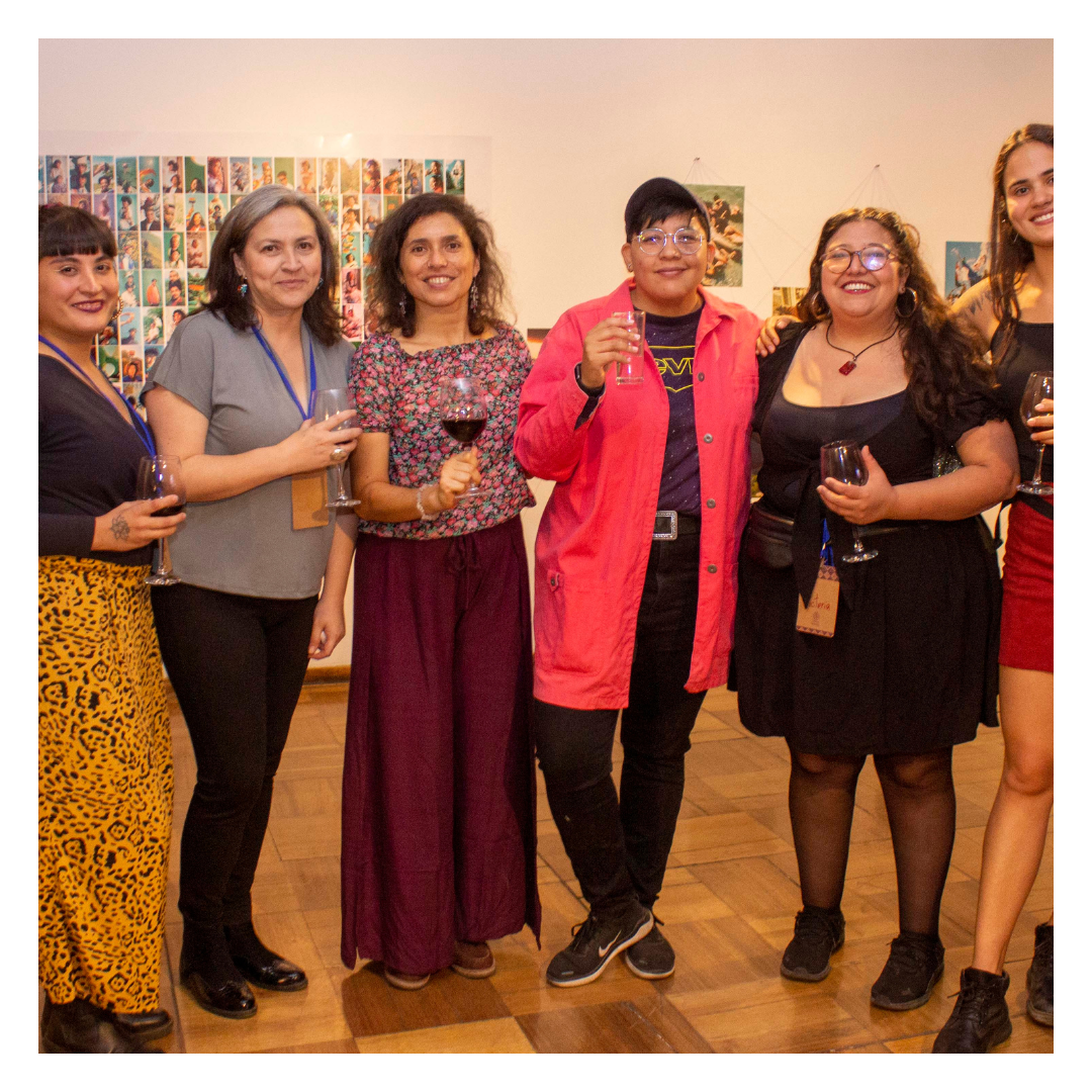 Integrantes de Fondo Alquimia y la Red Chilena contra la violencia hacia las mujeres, posan para una fotografía sonriendo.