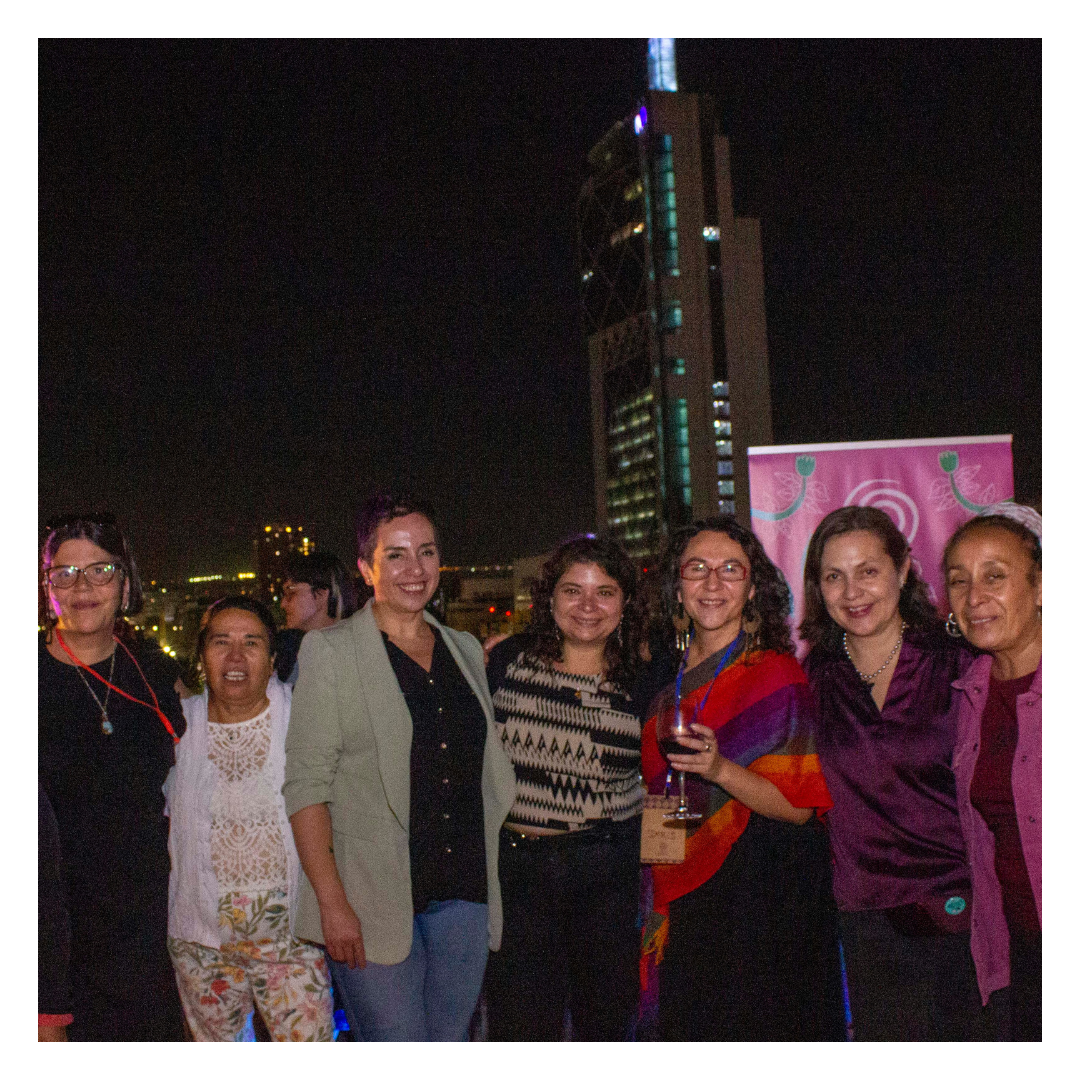 Integrantes de Fondo Alquimia posan para una foto junto a activistas de Ecolety, Fesintracap, Marcha Mundial y Heinrich Boll.