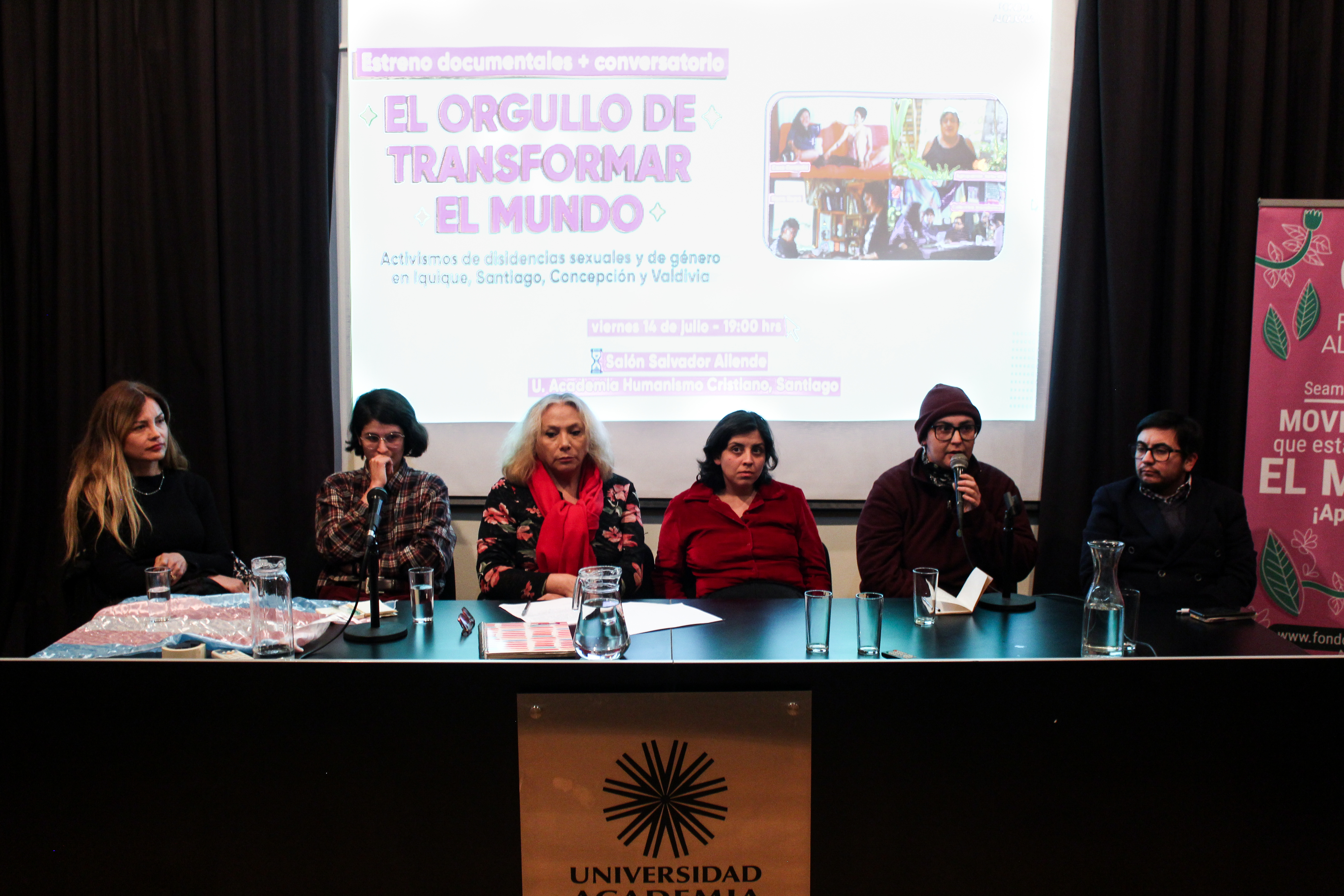 Imagen del Estreno+Conversatorio "El orgullo de transformar el mundo". Les panelistas de izquierda a derecha: Paris Arabel, Camila Huentequeo, Claudia Rodríguez, Monserrat Benítez, Paloma Karu y Daniel Castillo.