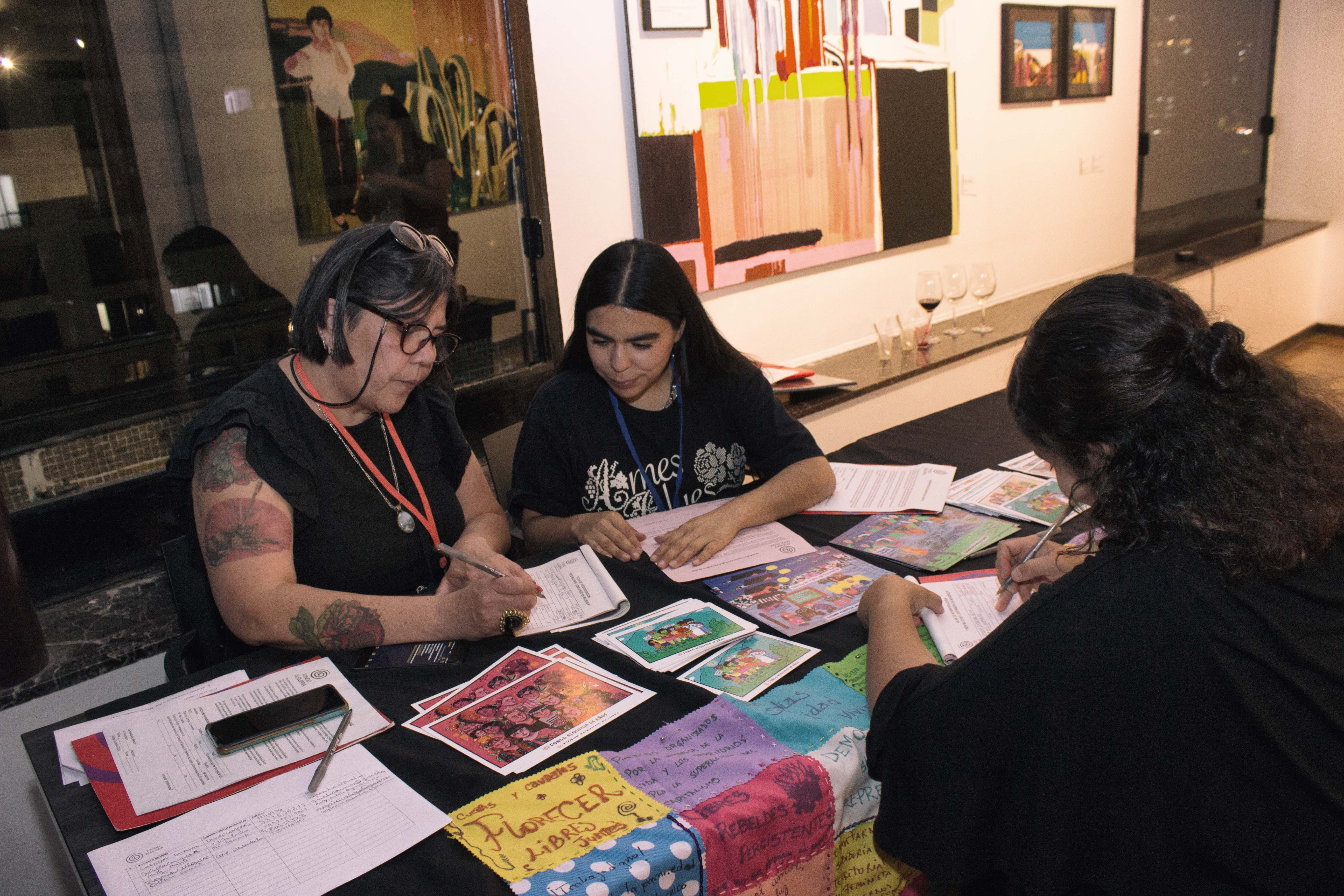 Paula Contreras y Leonor Espinoza inscriben nuevas donantes a la Red. 