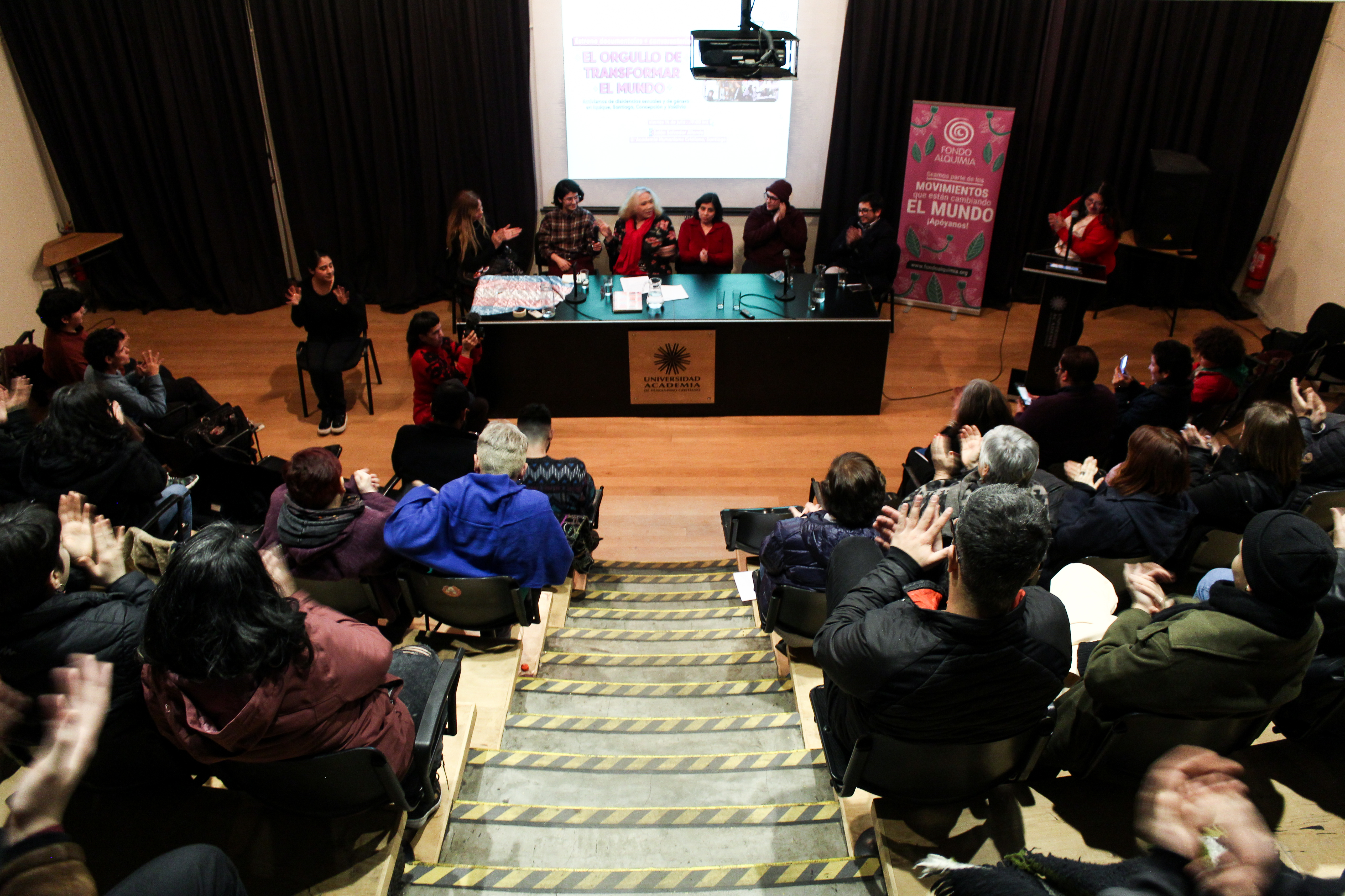 En la imagen se ve la mesa con les panelistas del conversatoios