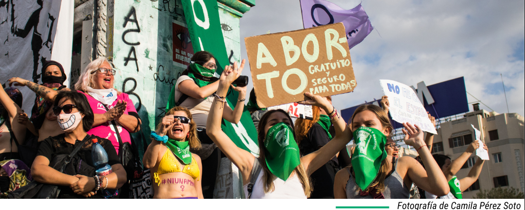 Imagen referencial que muestra mujeres con banderas por el derecho a deciri en la Plaza de la Dignidad en Chile.