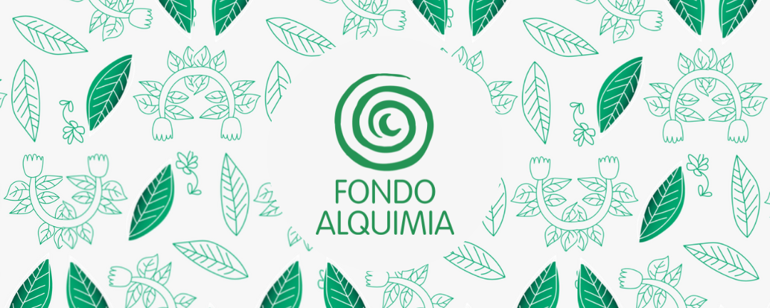 Logo de Alquimia con fondo de hojas verdes