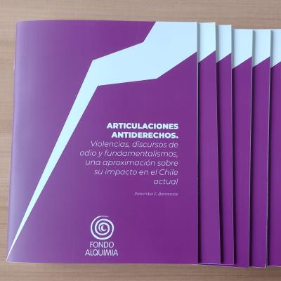 En la imagen se ve la portada de la investigación Articulaciones Antiderechos. Es morada con un rayo blanco. 