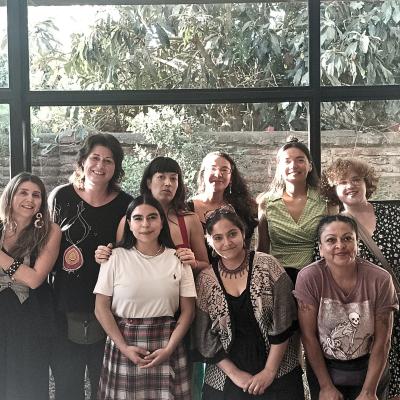 En la imagen se muestran integrantes de la Equipa de Alquimia, RWF y Ecolety. Aparecen posando juntes en un ventanal y de fondo se ven árboles y plantas.