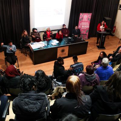 La imagen muestra una visión panorámica del conversatorio "El orgullo de transformar el mundo".