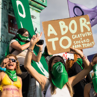 Imagen referencial que muestra mujeres con banderas por el derecho a deciri en la Plaza de la Dignidad en Chile.