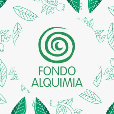 Logo de Alquimia con fondo de hojas verdes